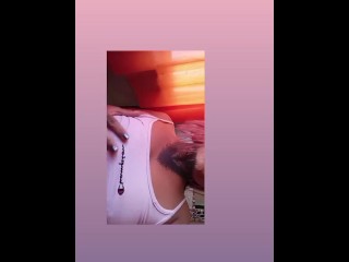 Fumo, me toco las tetitas y me chupo los dedos para vos ♡