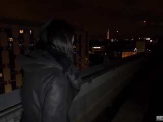 La belle uruguayenne Katrina Moreno se fait baiser en public devant la Tour Eiffel par 2 inconnus !!