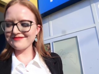 Who has bigger feet? - Teaser