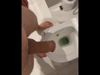 🌊 PISSING man fetish with vertical camera who URINATE with fat hard cock