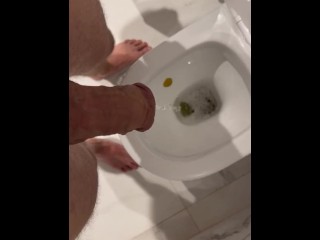 🌊 PISSING man fetish with vertical camera who URINATE with fat hard cock