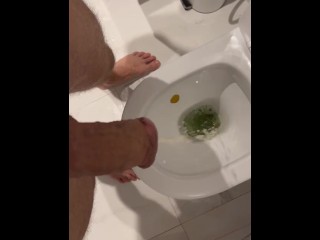 🌊 PISSING man fetish with vertical camera who URINATE with fat hard cock