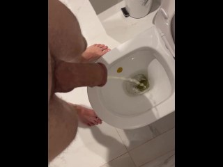 🌊 PISSING man fetish with vertical camera who URINATE with fat hard cock