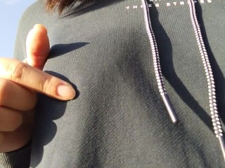 ノーブラ散歩する日本人女性は、乳首を触ったりおっぱいを露出したりして変態行為を楽しむ♥️