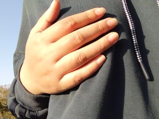 ノーブラ散歩する日本人女性は、乳首を触ったりおっぱいを露出したりして変態行為を楽しむ♥️