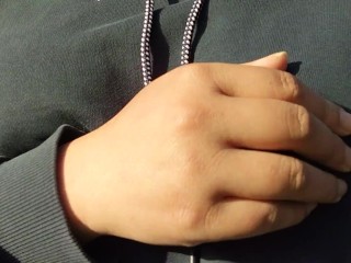 ノーブラ散歩する日本人女性は、乳首を触ったりおっぱいを露出したりして変態行為を楽しむ♥️