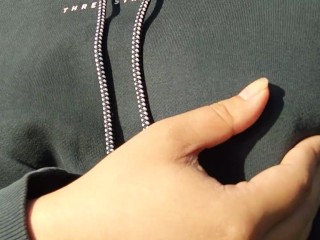 ノーブラ散歩する日本人女性は、乳首を触ったりおっぱいを露出したりして変態行為を楽しむ♥️