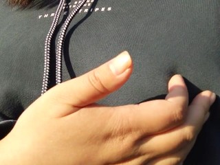 ノーブラ散歩する日本人女性は、乳首を触ったりおっぱいを露出したりして変態行為を楽しむ♥️