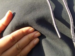 ノーブラ散歩する日本人女性は、乳首を触ったりおっぱいを露出したりして変態行為を楽しむ♥️