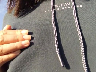 ノーブラ散歩する日本人女性は、乳首を触ったりおっぱいを露出したりして変態行為を楽しむ♥️