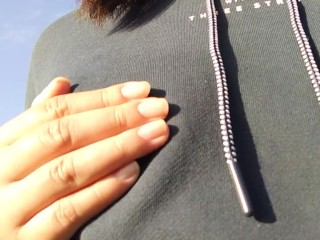 ノーブラ散歩する日本人女性は、乳首を触ったりおっぱいを露出したりして変態行為を楽しむ♥️