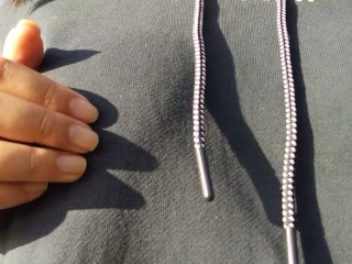 ノーブラ散歩する日本人女性は、乳首を触ったりおっぱいを露出したりして変態行為を楽しむ♥️