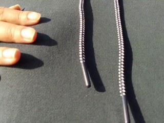 ノーブラ散歩する日本人女性は、乳首を触ったりおっぱいを露出したりして変態行為を楽しむ♥️