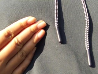 ノーブラ散歩する日本人女性は、乳首を触ったりおっぱいを露出したりして変態行為を楽しむ♥️