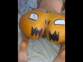Mi hermanastra culona me pide q le ayude con su disfras para Halloween!!! Amateur culona latina