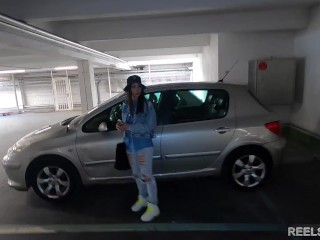 Une belle-mère se fait défoncer en anal dans un parking pour payer les dettes restantes du beau-fils