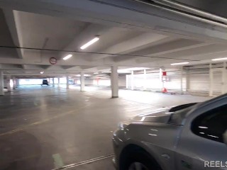 Une belle-mère se fait défoncer en anal dans un parking pour payer les dettes restantes du beau-fils