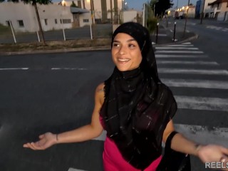 L'Iranienne voilée Nadja se fait ENCORE défoncer publiquement en anal sur l'autoroute et à l'hotel !