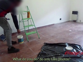 "Dame Duro Papi" grita Cojiendo Sin Condon. Argentina Milf culona seduce al pintor mientras trabaja