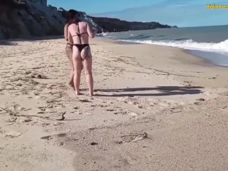 Praia deserta de nudismo Fizemos sexo com estranho na praia ele deixou nós duas toda fodida