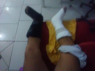 Pés engessados e pica espumando