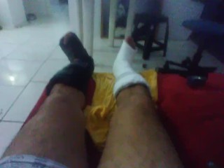 Pés engessados e pica espumando