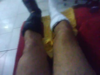 Pés engessados e pica espumando