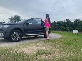 CARRO DA GOSTOSA QUEBROU NA ESTRADA FUI AJUDAR E ELA ME PAGOU COM A BUCETA