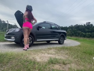 CARRO DA GOSTOSA QUEBROU NA ESTRADA FUI AJUDAR E ELA ME PAGOU COM A BUCETA