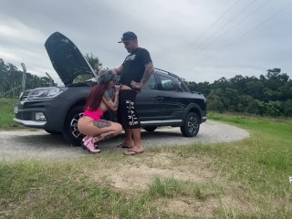 CARRO DA GOSTOSA QUEBROU NA ESTRADA FUI AJUDAR E ELA ME PAGOU COM A BUCETA
