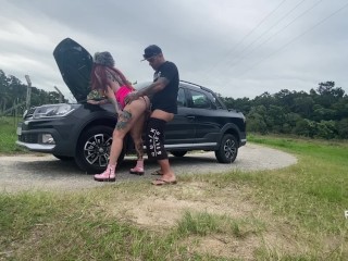 CARRO DA GOSTOSA QUEBROU NA ESTRADA FUI AJUDAR E ELA ME PAGOU COM A BUCETA