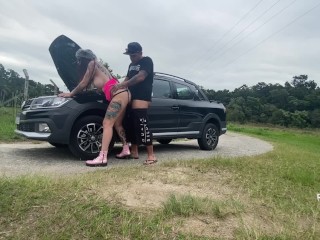 CARRO DA GOSTOSA QUEBROU NA ESTRADA FUI AJUDAR E ELA ME PAGOU COM A BUCETA