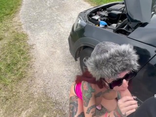 CARRO DA GOSTOSA QUEBROU NA ESTRADA FUI AJUDAR E ELA ME PAGOU COM A BUCETA