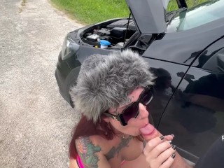 CARRO DA GOSTOSA QUEBROU NA ESTRADA FUI AJUDAR E ELA ME PAGOU COM A BUCETA