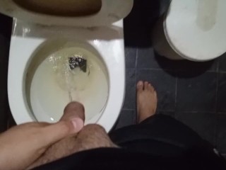 Orinando en el baño de la casa embrujada en la mitad de la noche