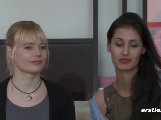 Ersties - Isabella und Milena - Lesbisches Vergnügen mit Massagestab