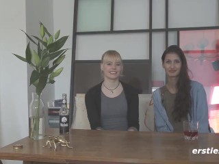 Ersties - Isabella und Milena - Lesbisches Vergnügen mit Massagestab