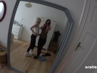 Ersties - Isabella und Milena - Lesbisches Vergnügen mit Massagestab