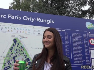 Katy Rose décide de baiser avec 2 inconnus rencontrés dans la rue parce que son mec la trompe !!!