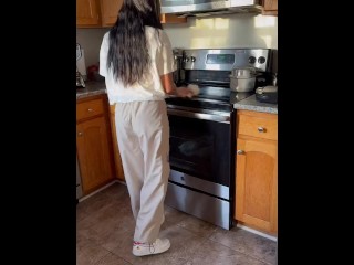 Fuck me in the kitchen daddy, I’m horny-stepsister was cleaning the kitchen and wanted to fuck