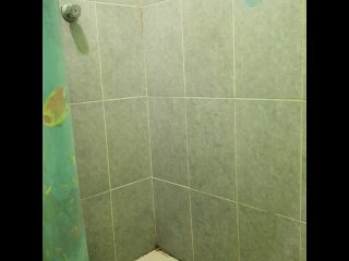 Me escondo en el baño para saber como se baña mi hermanastro. Gran sorpresa. Creo que lo visitare en