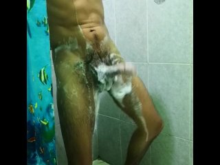 Me escondo en el baño para saber como se baña mi hermanastro. Gran sorpresa. Creo que lo visitare en