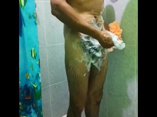 Me escondo en el baño para saber como se baña mi hermanastro. Gran sorpresa. Creo que lo visitare en