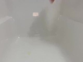 女子大生がシャワーの前におしっこ