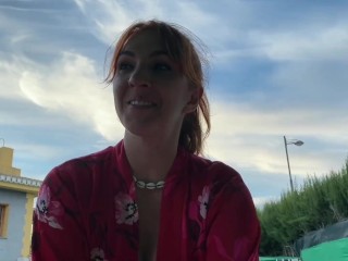 MUJER TETONA me la chupa en la PISCINA y nuestro amigo mira 🍆😋