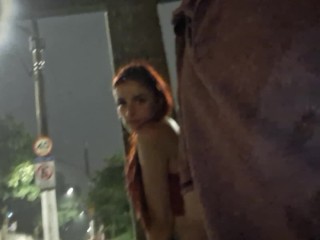 Arrisquei uma masturbação no ponto de onibus ao lado de uma linda ruiva.