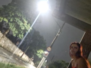 Arrisquei uma masturbação no ponto de onibus ao lado de uma linda ruiva.