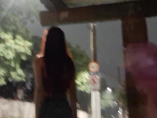 Arrisquei uma masturbação no ponto de onibus ao lado de uma linda ruiva.