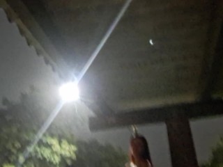 Arrisquei uma masturbação no ponto de onibus ao lado de uma linda ruiva.