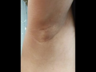 黒くて漂白剤の匂いがする脇をあなたに嗅がせてくる日本人女性。